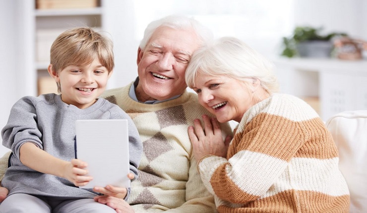  Децата кои растат со баби и дедовци се посреќни, попаметни и пообразовани