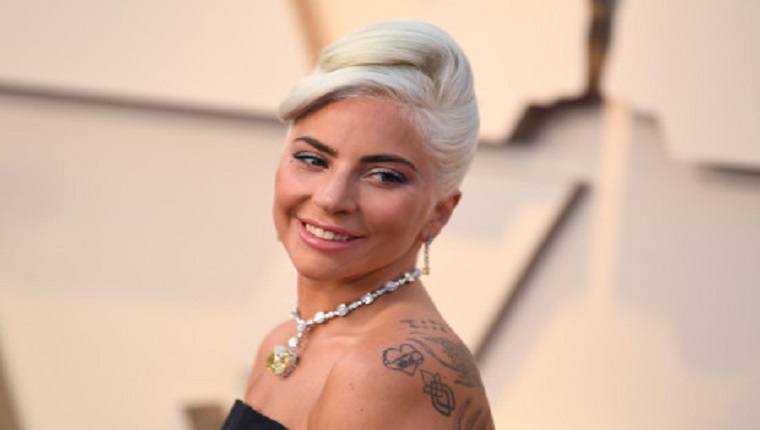  Лејди Гага без повреди по катастрофалниот пад од сцена