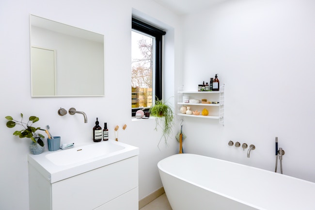  Секогаш чиста и уредна бања – 5 трикови на искусните домаќинки