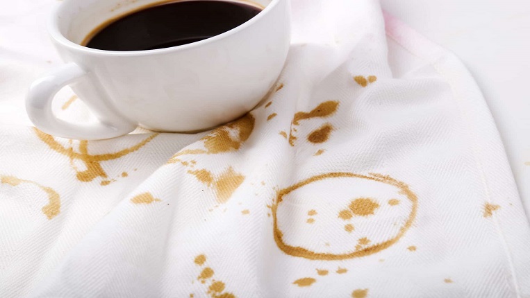  Едноставен трик за чистење дамки од кафе