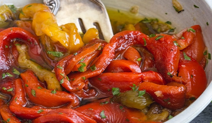  Деликатесна зимница од рерна – пиперки со лук