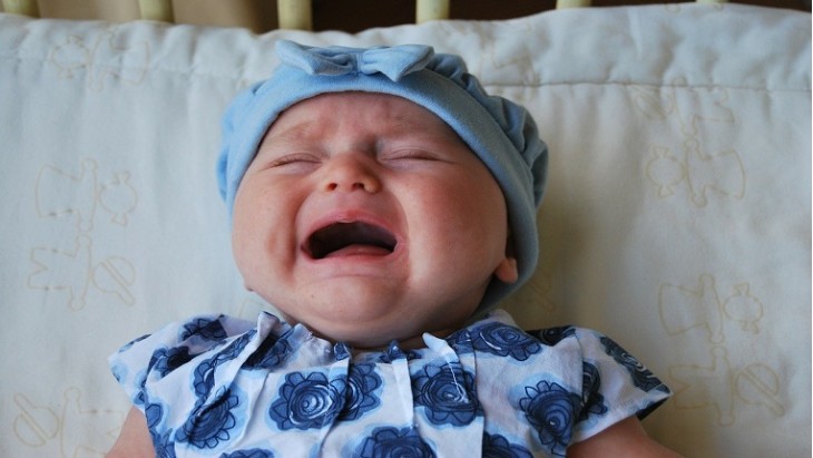  За да го научите само да заспива, оставете го бебето малку да плаче без да го тешите