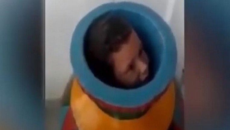  Урнебесно видео: дете се заглави во вазна, а реакцијата на баба му е хит!