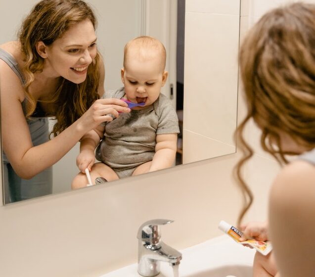 Од првото млечно запче почнете со редовно миење на забите