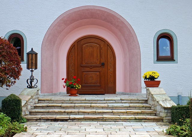  Дали вашата влезна врата треба да биде посветла или потемна од бојата на вашата куќа?